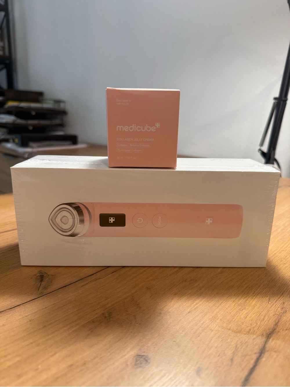 Medicube Facial LED Skincare Device with Collagen - Picture 9 of 12